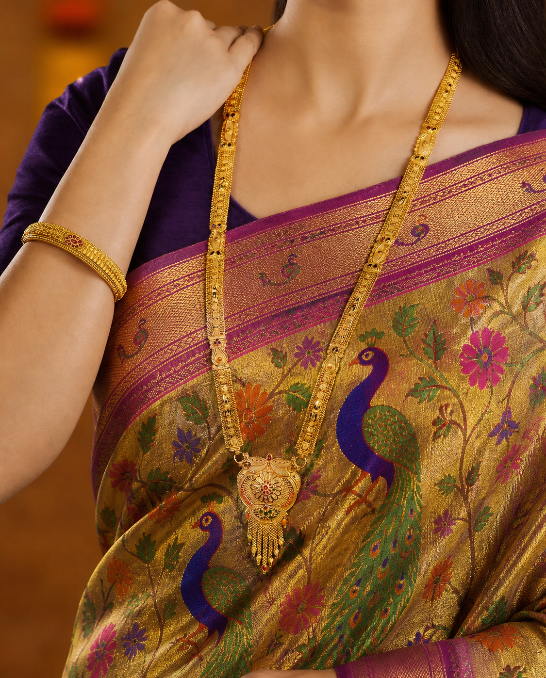 Traditional Gold Pendant Necklace with Engraved Chain Design